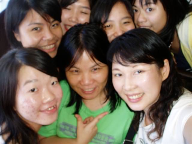 送別會、班聚、吃個不停:耶...成功，大家都擠進來ㄌ！