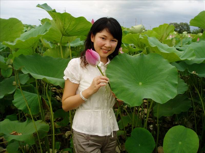 丸子賞蓮記:蓮花尚須美人，丸子就充當一下吧！