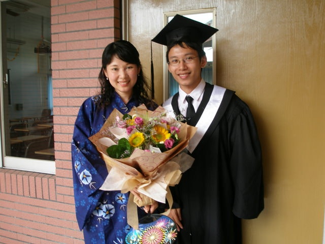 2007.6.16 請微笑地說再見:謝謝你把花借給我當道具..