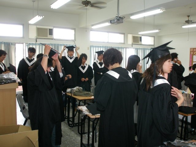 2007.6.16 請微笑地說再見:大家都在換學士服。其實我好像也應該換的，今年我也要離開校園...