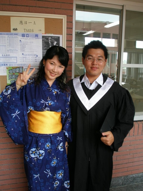 2007.6.16 請微笑地說再見:與小胖。小胖：老師我在忙，不要抓我來拍照啦！