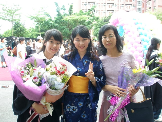 2007.6.16 請微笑地說再見:與怡瑩的媽媽。