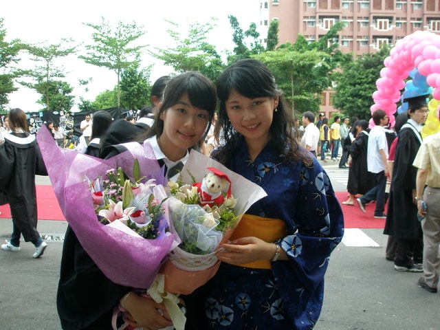 2007.6.16 請微笑地說再見:怡瑩，你收到好大束的花耶