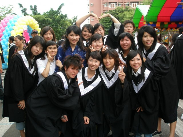 2007.6.16 請微笑地說再見:大家根本沒心思參加畢業典禮，狂拍照