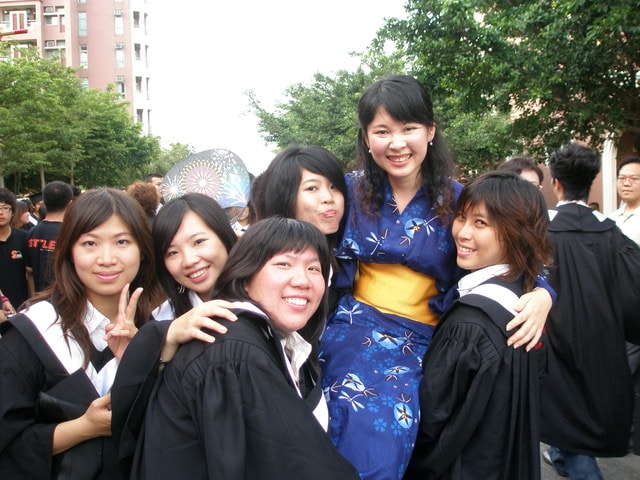 2007.6.16 請微笑地說再見:這張好像是..畢業的主角是我。