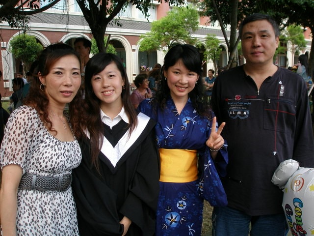 2007.6.16 請微笑地說再見:與圓圓的家人。