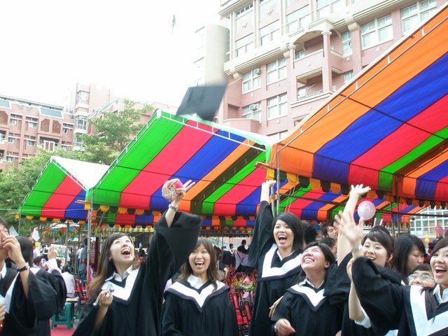 2007.6.16 請微笑地說再見:耶..畢業了...