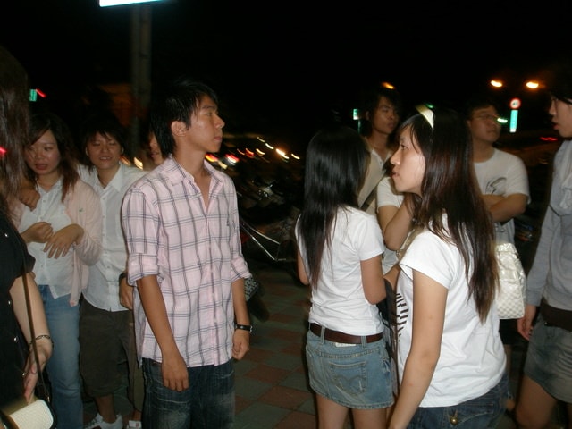 2007.6.16 請微笑地說再見:等著進去...