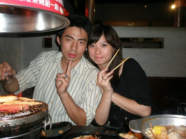 2007.6.16 請微笑地說再見:孜勤與老杜。老杜很會夾東西給我，不錯喔。但是我怕胖。