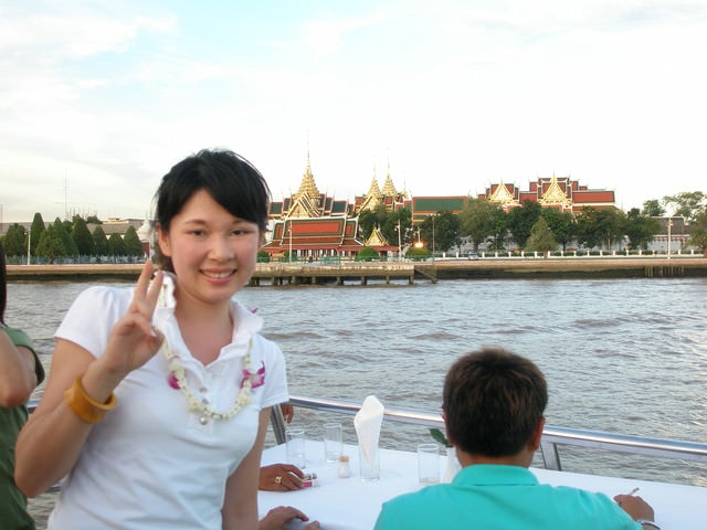 泰國畢旅之大家來拍照-2:遊艇上，背景是泰國皇宮