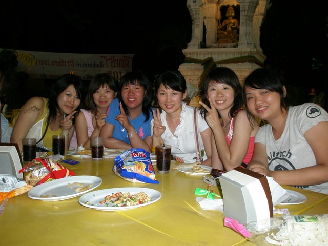 泰國畢旅之大家來拍照-2:家卉的慶生party