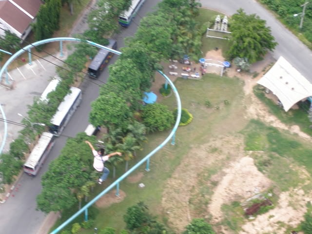 泰國畢旅之大家來飛天跳樓（這張照片是被踢下來的怡君））:哇！這是什麼地方？52層樓高耶，要往下跳喔！